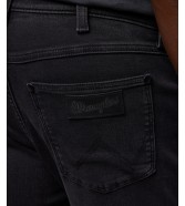 Jeansy Wrangler Larston 112371657 Black Fog