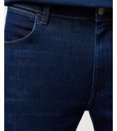 Jeansy Wrangler Larston 112373151 Dark Wash