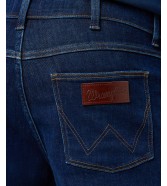 Jeansy Wrangler Larston 112373151 Dark Wash